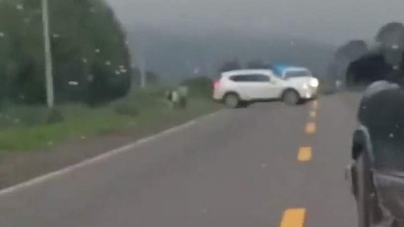 Mujer y sus dos hijos son asaltados en la carretera Uruapan-Paracho; les roban la camioneta 