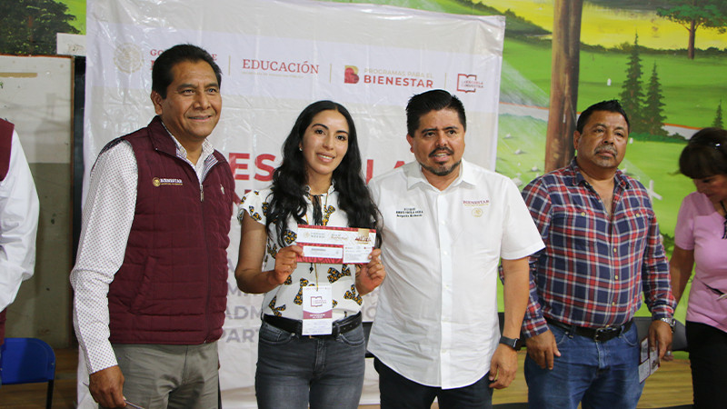 Roberto Pantoja, delegado Estatal del Bienestar, entregó medios de pagos del Programa la Escuela es Nuestra en Ciudad Hidalgo 