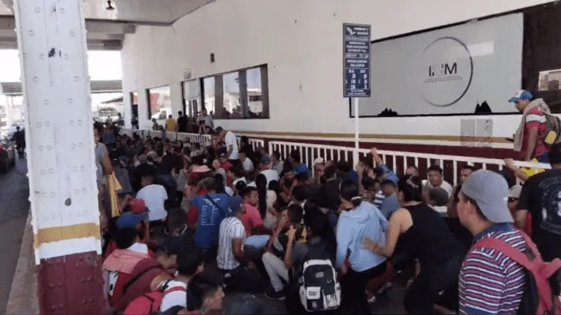 Migrantes  protestan en Puente Internacional de Nuevo Laredo 