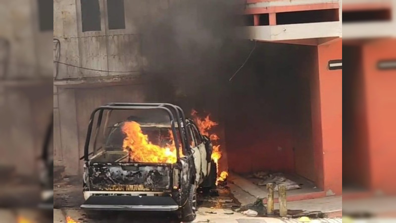 Incendian casa de Alcalde de Zacualtipán y vandalizan Presidencia, por muerte de adulto a manos de policías 