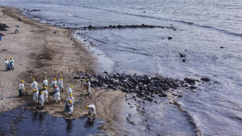 Alerta en Perú: detectan presencia de petróleo en playas del pacífico 