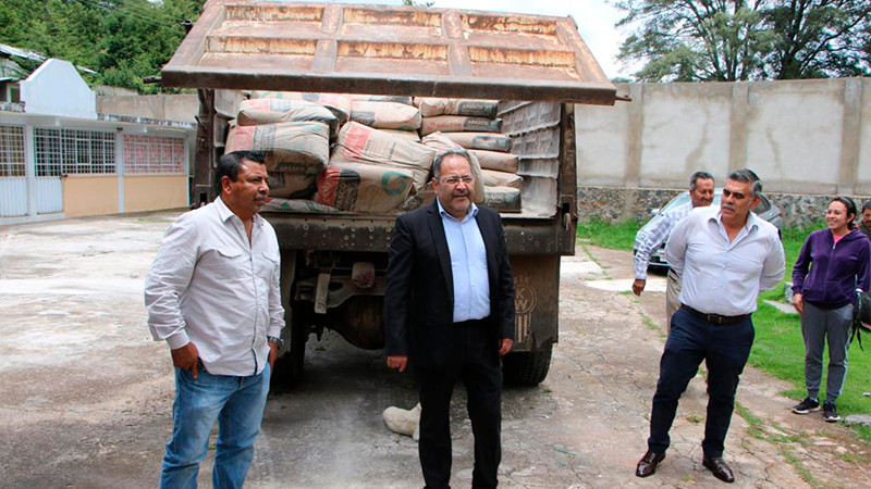 José Luis Téllez, entregó 7 toneladas de cemento para la construcción de roderas en el Pedregal, Ciudad Hidalgo