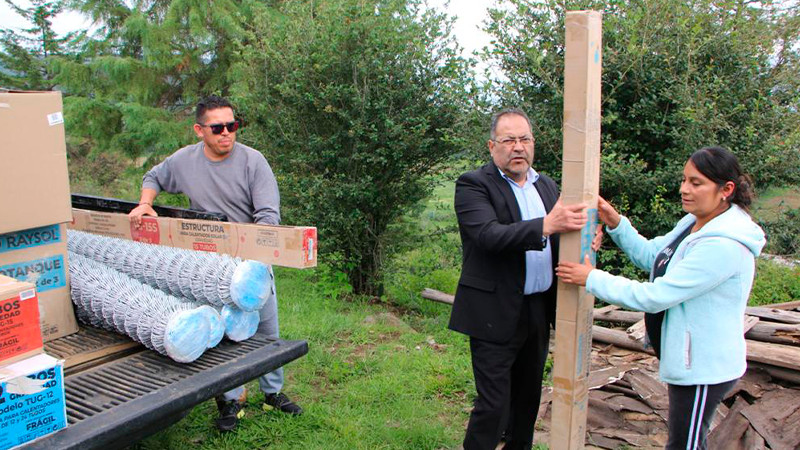 José Luis Téllez Marín, hace entrega de material subsidiado y apoyos con paquetes de huevo en la localidad El Capulín