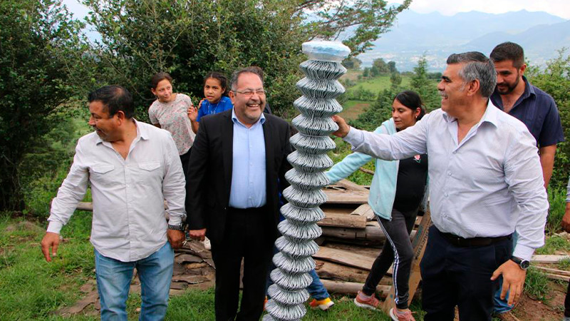José Luis Téllez Marín, hace entrega de material subsidiado y apoyos con paquetes de huevo en la localidad El Capulín
