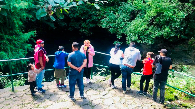 Turistas disfrutan belleza del Parque Nacional de Uruapan