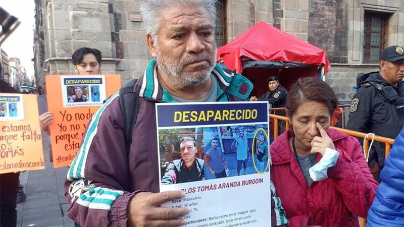 Manifestación en Palacio Nacional: piden intervención de AMLO en caso Carlos Aranda 