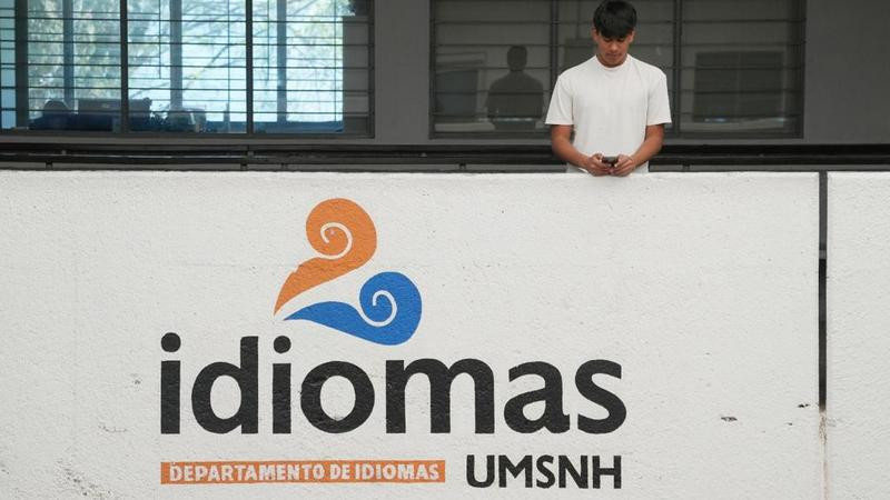 Alumnos de licenciaturas nicolaitas tendrán un 30% de descuento para estudiar idiomas en la UMSNH 