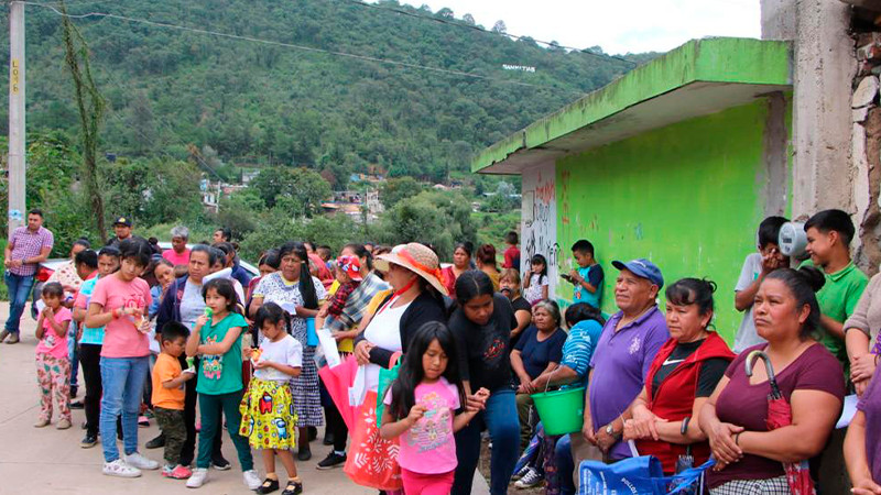 Edil de Ciudad Hidalgo entrega 350 despensas y paquetes de huevo a familias vulnerables de la Tenencia de San Matías