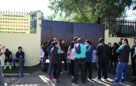 Sin clases la Escuela Pino Suárez en Morelia, esta vez por padres de familia  