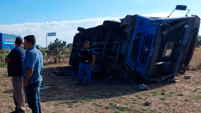 Choque entre camioneta y transporte de personal deja 26 lesionados en Aguascalientes
