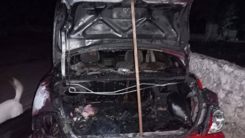 Sueltan explosivo presumiblemente desde un dron en Apatzingán; cae a un vehículo y lo incendia
