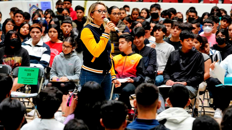 La Universidad Michoacana transformará la vida de ustedes y de sus familias: Rectora