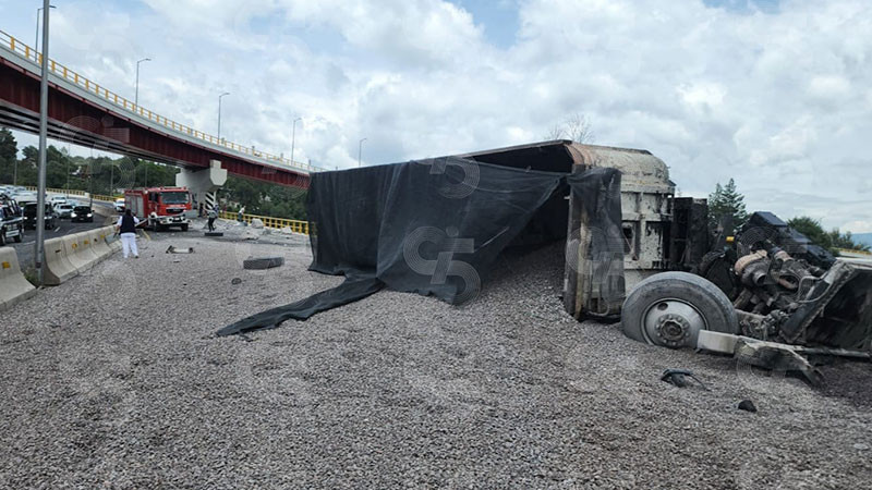 Volcadura de tráiler en autopista Tlaxcala-Texmelucan, deja dos muertos y 8 lesionados