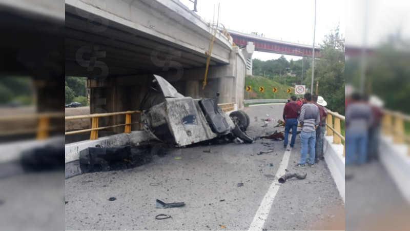 Volcadura de tráiler en autopista Tlaxcala-Texmelucan, deja dos muertos y 8 lesionados