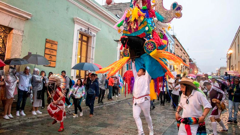La K’uínchekua viste de colores las calles de Oaxaca 