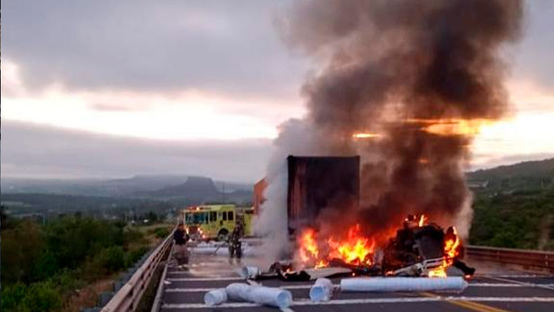 Tras choque en la Pátzcuaro-Cuitzeo se incendia tráiler; solo hubo daños materiales 