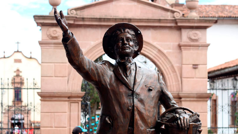 Develan estatua de "Pitó Pérez" en LVII Feria Nacional del Cobre Martillado en Santa Clara del Cobre