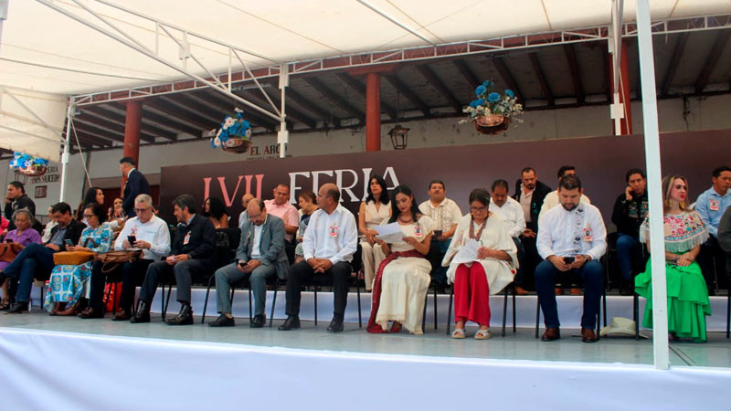 Develan estatua de "Pitó Pérez" en LVII Feria Nacional del Cobre Martillado en Santa Clara del Cobre