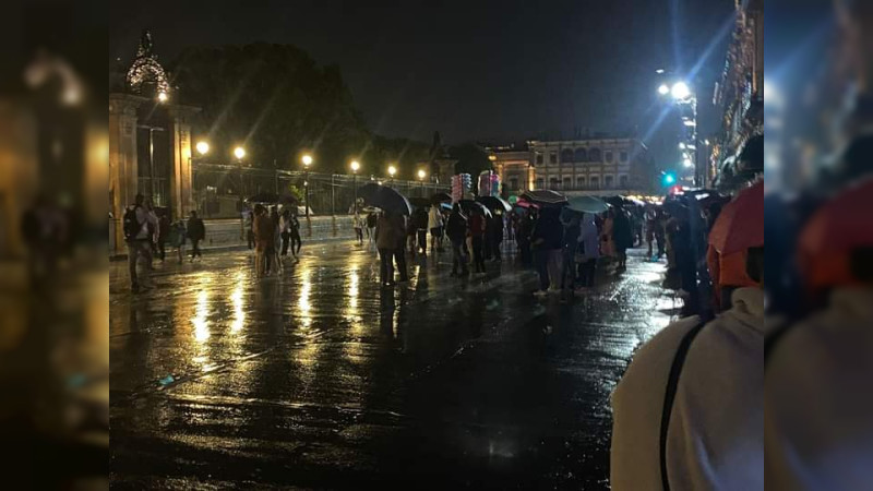 Lluvias interrumpen el encendido de la Catedral con temática de Barbie en Morelia, Michoacán