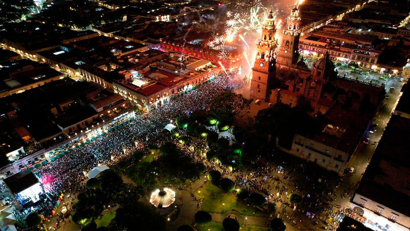 Lluvias interrumpen el encendido de la Catedral con temática de Barbie en Morelia, Michoacán