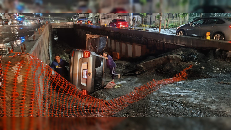 Cae auto en excavación de obra de salida a Salamanca; se reportan inundaciones en Morelia 