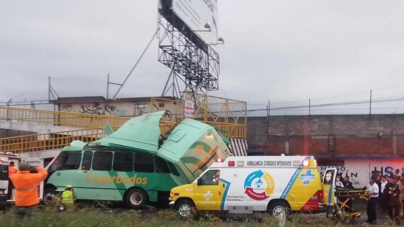 Choca camión de pasajeros en Morelia, Michoacán, hay al menos una decena de heridos