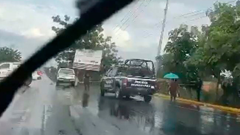 Dejan cadáver encobijado frente al Vivero en Apatzingán, Michoacán  