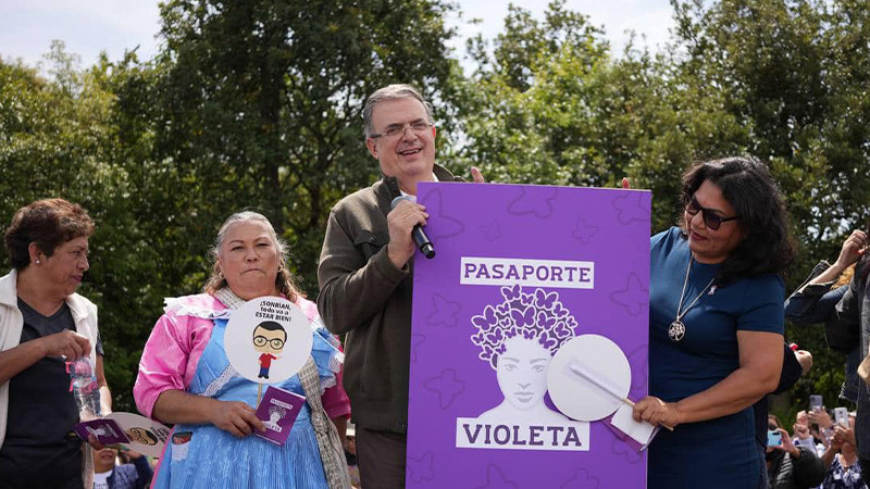 Marcelo Ebrard presenta el Pasaporte Violeta para ayudar a las jefas de hogar 
