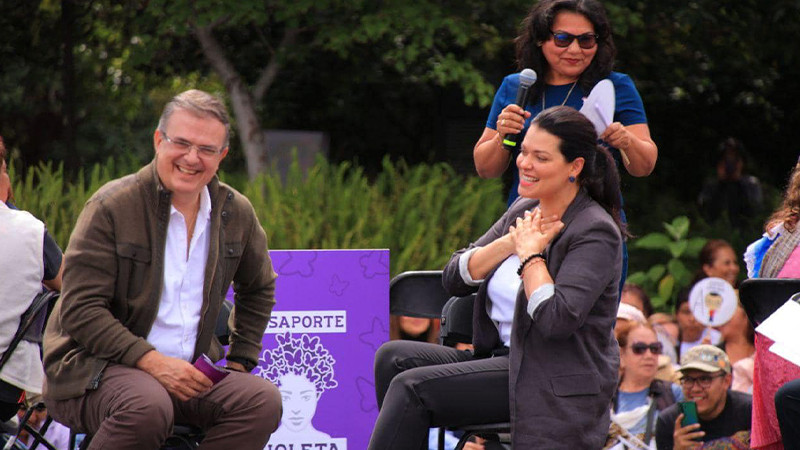 Marcelo Ebrard presenta el Pasaporte Violeta para ayudar a las jefas de hogar 