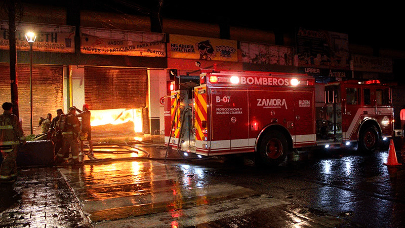Arde negocio de materias primas en Zamora, Michoacán