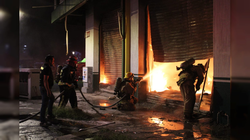 Arde negocio de materias primas en Zamora, Michoacán