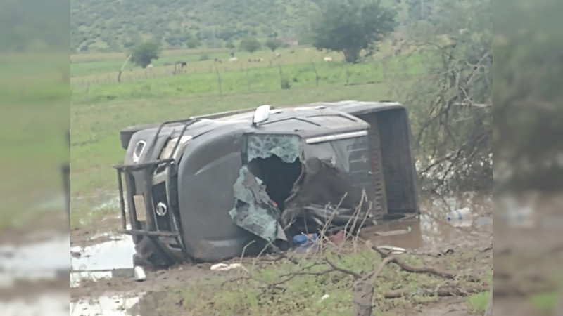 Muere conductor al volcar su camioneta en la carretera Huetamo - Churumuco 