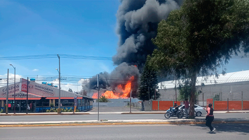 Se reportan dos lesionados tras incendio de fábrica de químicos en Chicoloapan que duró seis horas