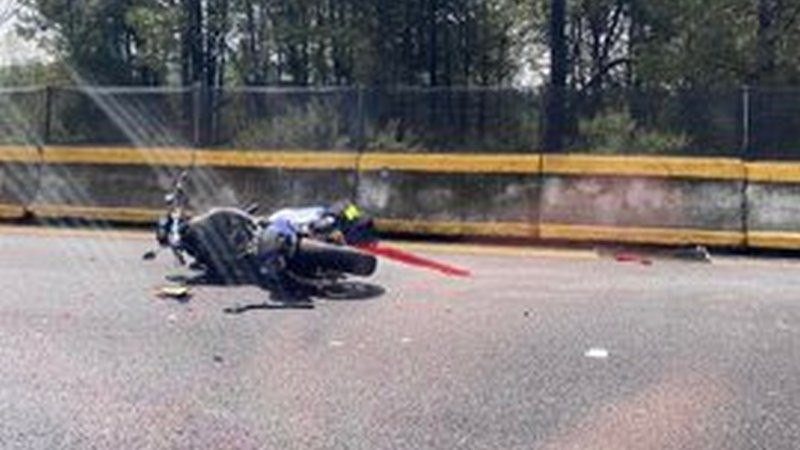 Motociclista se impacta contra camioneta en la México-Cuernavaca y pierde la vida