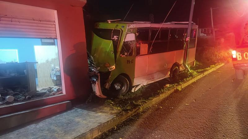 Camión de pasajeros choca en Colinas del Sur, en Morelia; el chofer perdió el control 
