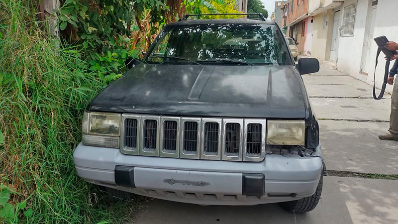 En Morelia, Michoacán la FGE recupera cuatro vehículos con reporte de robo y detiene a una persona
