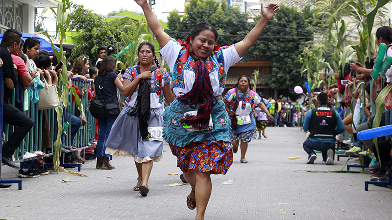 Mujeres corren a cuestas con canasto en la espalda en Tehuacán, Puebla 