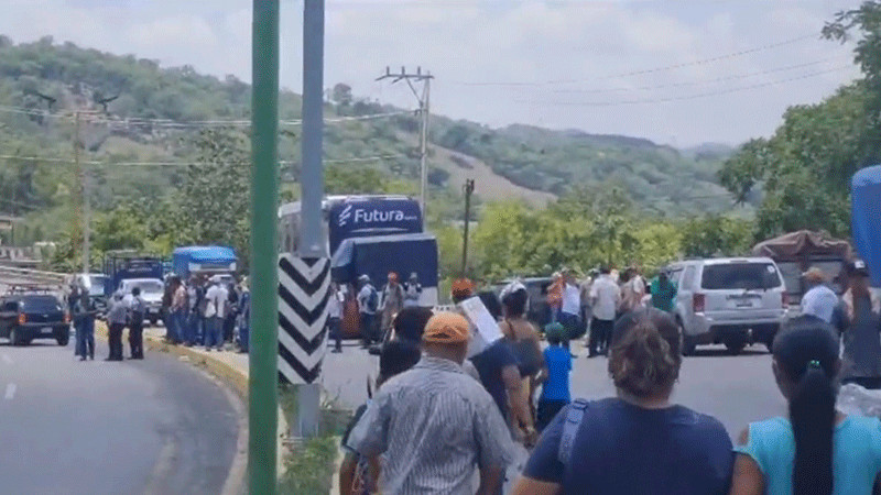 Pobladores de Hidalgo bloquean carretera, toman alcaldía y retienen patrullas para demandar cumplimiento de obras 