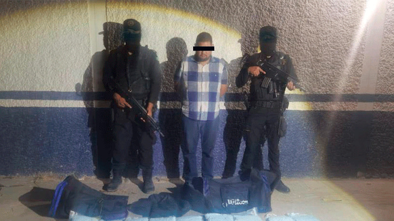Detienen a hombre en carretera de Nuevo León con más de 50 kilos de estupefaciente 