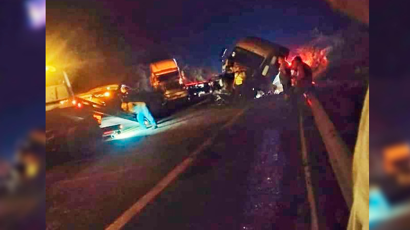 Caos vial en la Autopista Siglo XXI, chocaron tres tráileres  