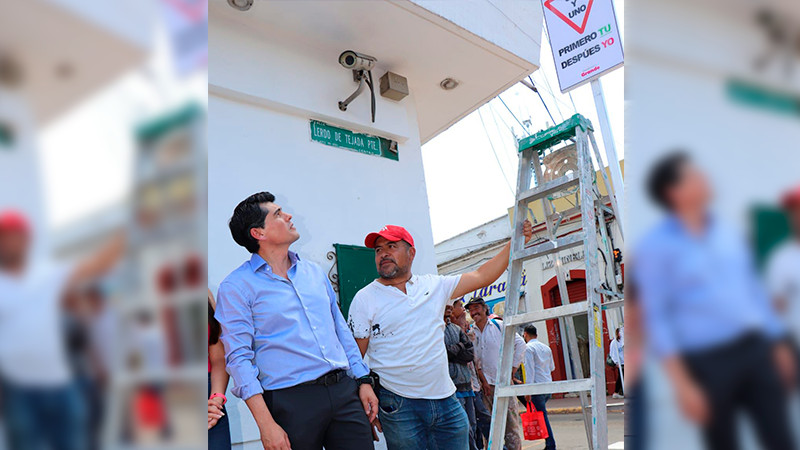Inician rehabilitación y sustitución de señalamientos en el centro histórico de Zitácuaro