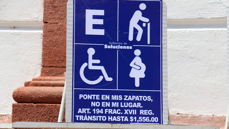 Inician rehabilitación y sustitución de señalamientos en el centro histórico de Zitácuaro