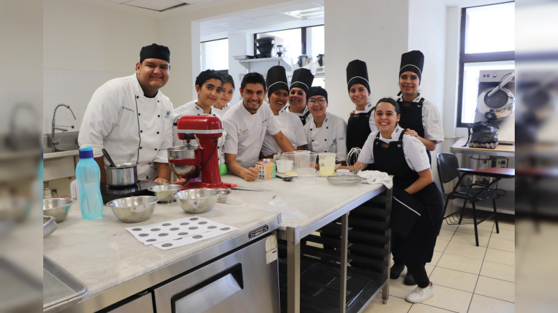 UTM celebra 23 años y estrena cancha de fútbol