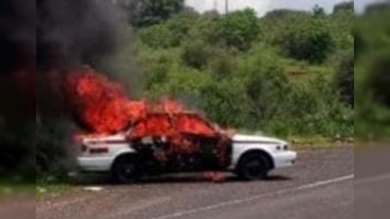 Taxistas se lían a golpes en Quiroga, Michoacán, queman y destrozan autos de alquiler 