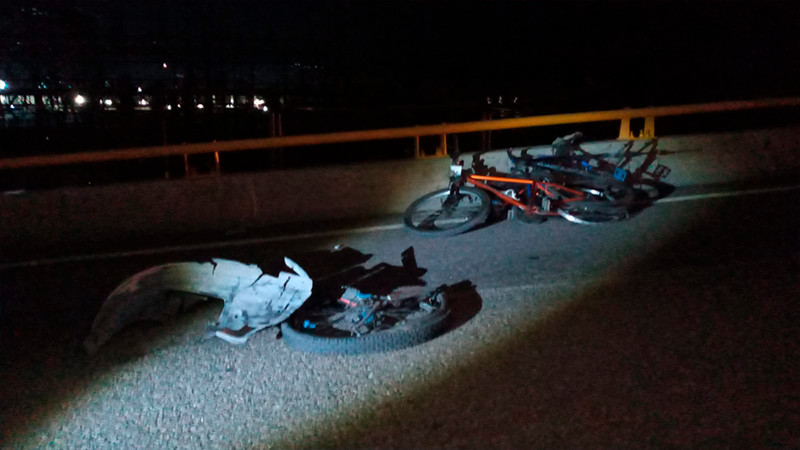 Arrollan a ciclistas sobre la carretera Cortázar-Celaya; hay dos muertos y cuatro heridos 