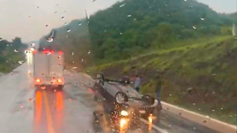 Vuelca vehículo en la autopista Siglo XXI, deslaves por lluvias ocasionan mal estado de la carretera