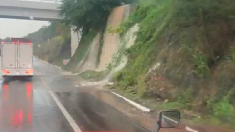 Vuelca vehículo en la autopista Siglo XXI, deslaves por lluvias ocasionan mal estado de la carretera