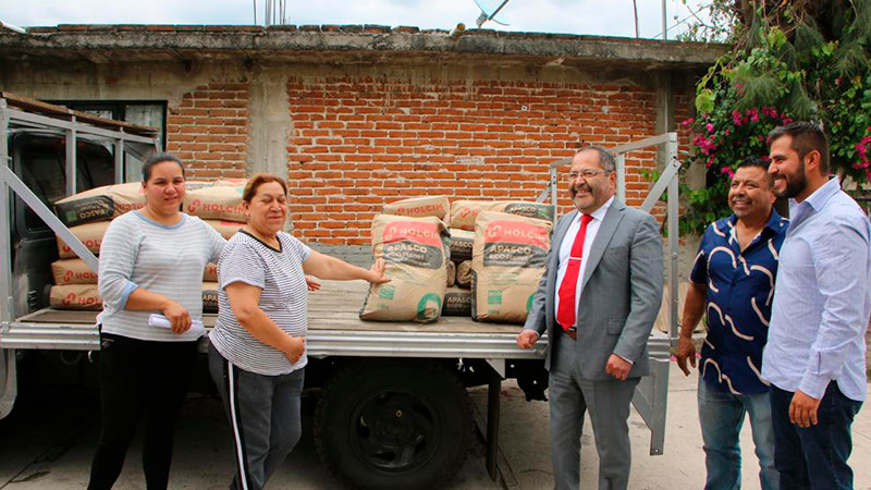 José Luis Téllez Marín, entrega 2 toneladas de cemento, despensas y paquetes de huevo a familias de la localidad de Rancho Ruiz