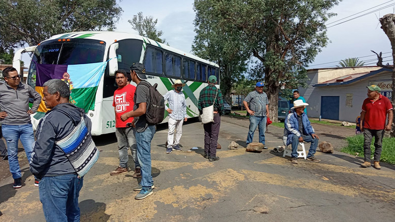 Comunidades indígenas toman 7 carreteras en Michoacán; piden servicios básicos