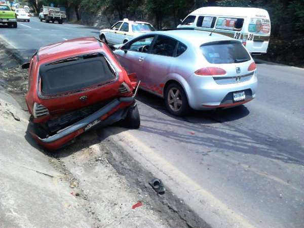 Ocho lesionados tras choque entre vehículos en la ciudad de Morelia - Foto 1 